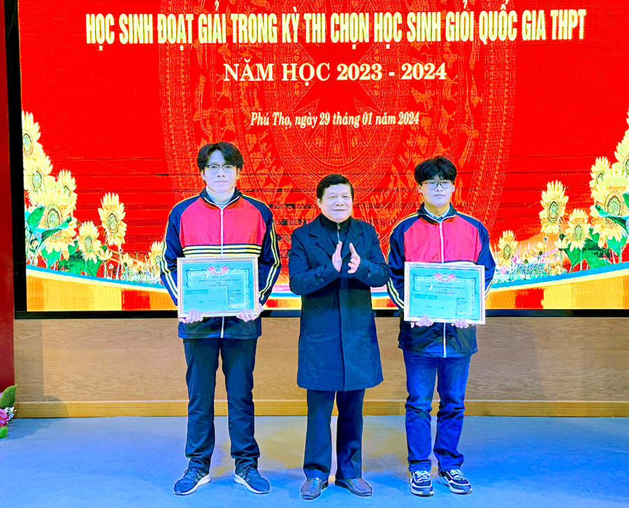 Giám đốc Sở GD&ĐT Phú Thọ Nguyễn Văn Mạnh trao thưởng cho 2 học sinh đoạt giải Nhất. Giám đốc Sở GD&ĐT Phú Thọ Nguyễn Văn Mạnh trao thưởng cho 2 học sinh đoạt giải Nhất.