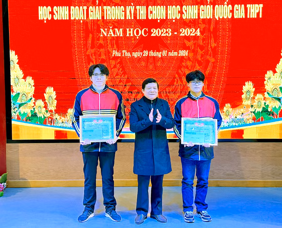 Giám đốc Sở GD&amp;ĐT Phú Thọ Nguyễn Văn Mạnh trao thưởng cho 2 học sinh đoạt giải Nhất.
