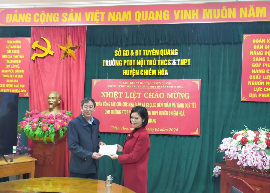 Ông Vũ Minh Đức - Cục trưởng Cục Nhà giáo và Cán bộ quản lý giáo dục trao tặng quà cho đại diện thầy và trò Trường phổ thông dân tộc nội trú THCS &amp; THPT Chiêm Hóa.