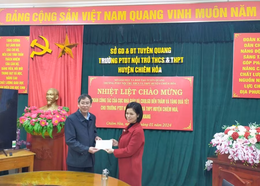 Ông Vũ Minh Đức - Cục trưởng Cục Nhà giáo và Cán bộ quản lý giáo dục trao tặng quà cho đại diện thầy và trò Trường phổ thông dân tộc nội trú THCS & THPT Chiêm Hóa. Ông Vũ Minh Đức - Cục trưởng Cục Nhà giáo và Cán bộ quản lý giáo dục trao tặng quà cho đại diện thầy và trò Trường phổ thông dân tộc nội trú THCS & THPT Chiêm Hóa.