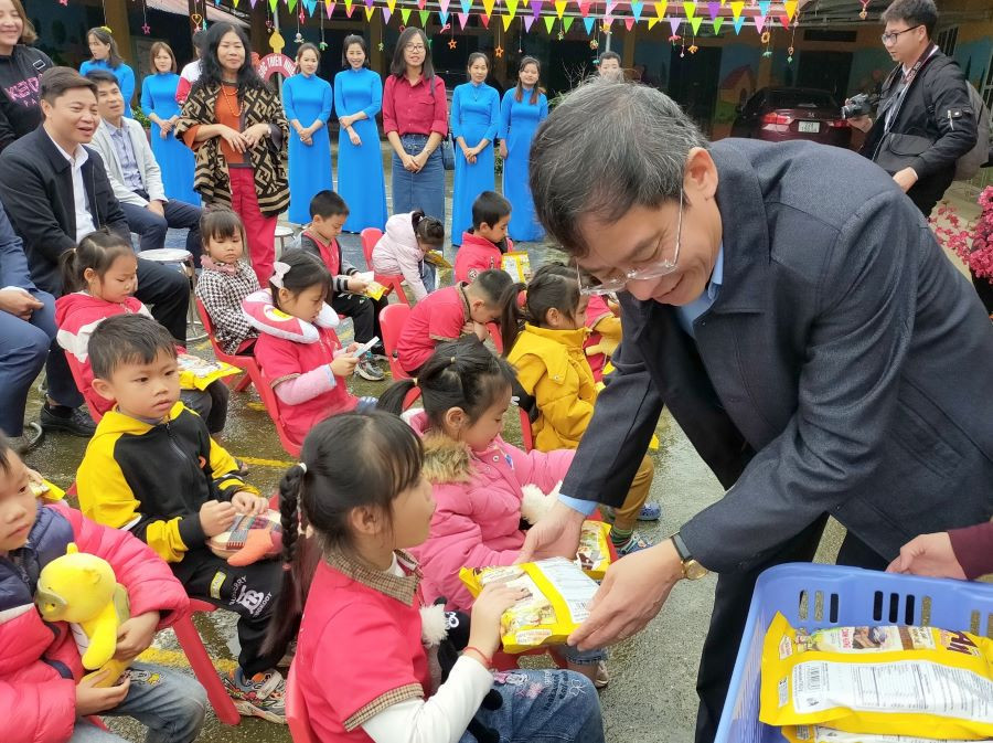 Ông Vũ Minh Đức - Cục trưởng Cục Nhà giáo và Cán bộ quản lý giáo dục tặng quà cho các em học sinh trường Mầm non Yên Nguyên, huyện Chiêm Hóa.