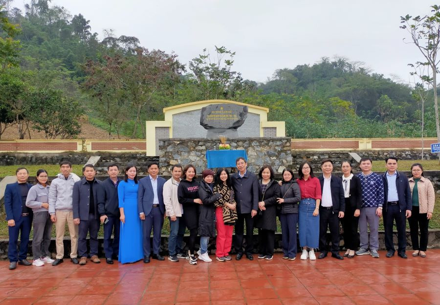 Nhân dịp này, đoàn công tác của Cục Nhà giáo và Cán bộ quản lý giáo dục cùng các đơn vị tài trợ đến thăm Khu di tích Bộ Quốc gia Giáo dục được đặt tại thôn Khuôn Trú, xã Yên Nguyên, huyện Chiêm Hóa, tỉnh Tuyên Quang.
