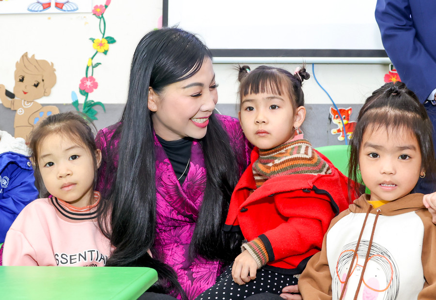 Bí thư Tỉnh ủy Vĩnh Phúc Hoàng Thị Thúy Lan thăm, tặng quà cô và trò Trường mầm non Hoa Lan tại thị trấn Bá Hiến, huyện Bình Xuyên. Bí thư Tỉnh ủy Vĩnh Phúc Hoàng Thị Thúy Lan thăm, tặng quà cô và trò Trường mầm non Hoa Lan tại thị trấn Bá Hiến, huyện Bình Xuyên.