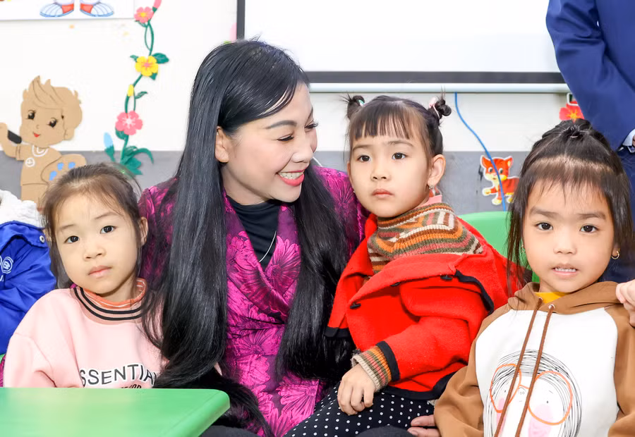 Bí thư Tỉnh ủy Vĩnh Phúc Hoàng Thị Thúy Lan thăm, tặng quà cô và trò Trường mầm non Hoa Lan tại thị trấn Bá Hiến, huyện Bình Xuyên.