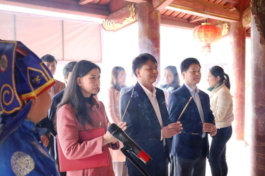 Lãnh đạo Phòng GD&amp;ĐT huyện Tam Đảo cùng đoàn dự thi học sinh giỏi lớp 9 dâng hương tại Văn miếu Vĩnh Phúc.