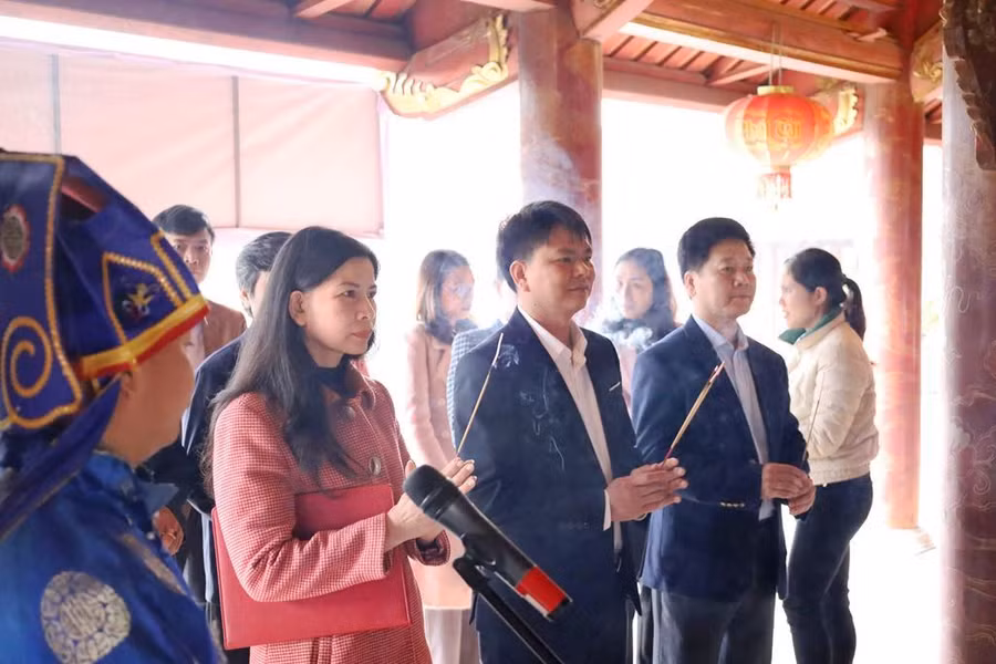 Lãnh đạo Phòng GD&amp;ĐT huyện Tam Đảo cùng đoàn dự thi học sinh giỏi lớp 9 dâng hương tại Văn miếu Vĩnh Phúc.