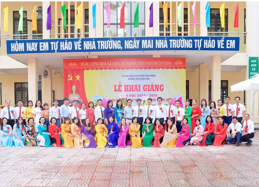 Tập thể cán bộ, giáo viên nhà trường.