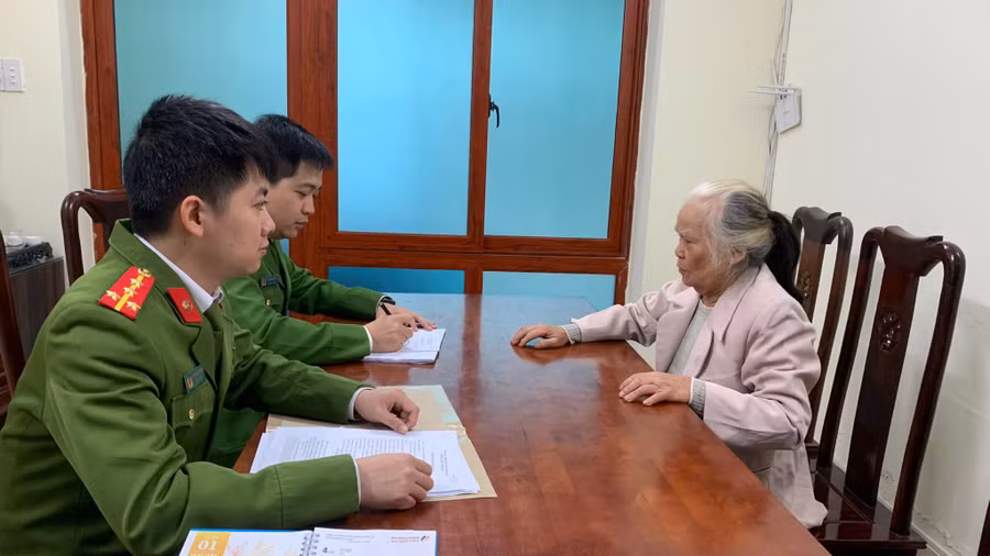 Hoàng Thị Thu làm việc với cơ quan Công an. Ảnh: Công an tỉnh Tuyên Quang