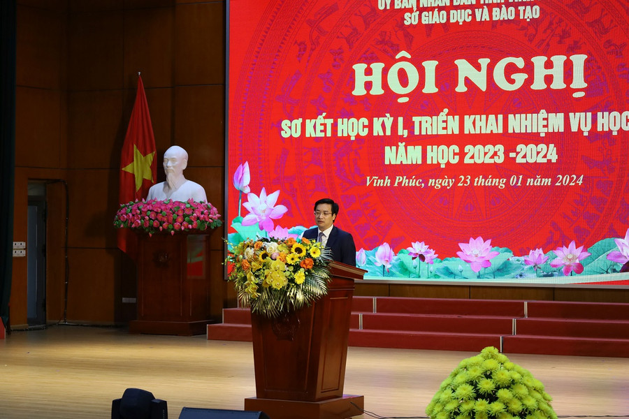 Giám đốc Sở GD&ĐT Vĩnh Phúc Nguyễn Văn Huyến phát biểu tại hội nghị. Giám đốc Sở GD&ĐT Vĩnh Phúc Nguyễn Văn Huyến phát biểu tại hội nghị.