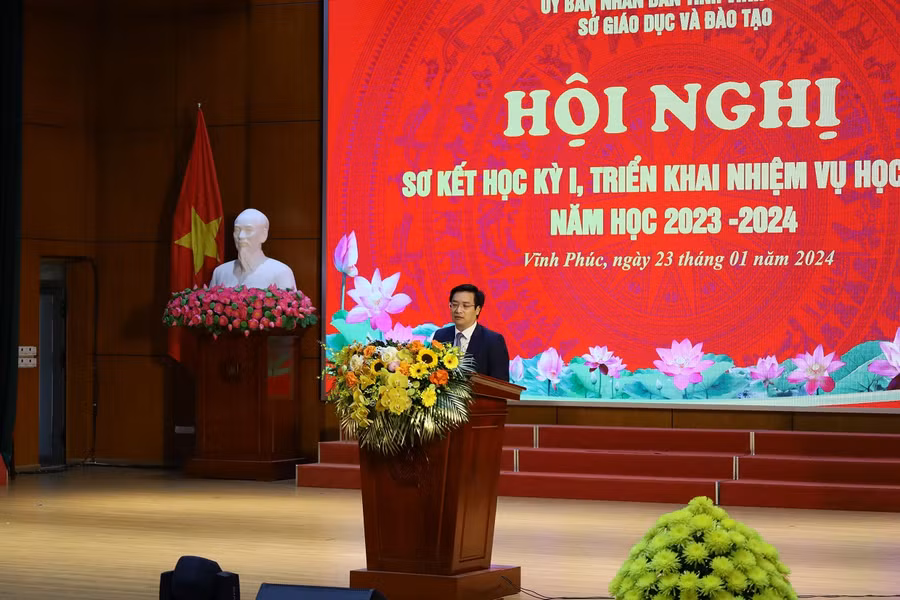 Giám đốc Sở GD&amp;ĐT Vĩnh Phúc Nguyễn Văn Huyến phát biểu tại hội nghị.