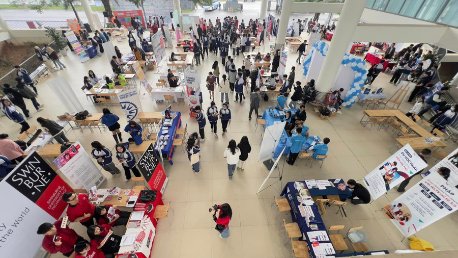 Quang cảnh ngày hội. Quang cảnh ngày hội.