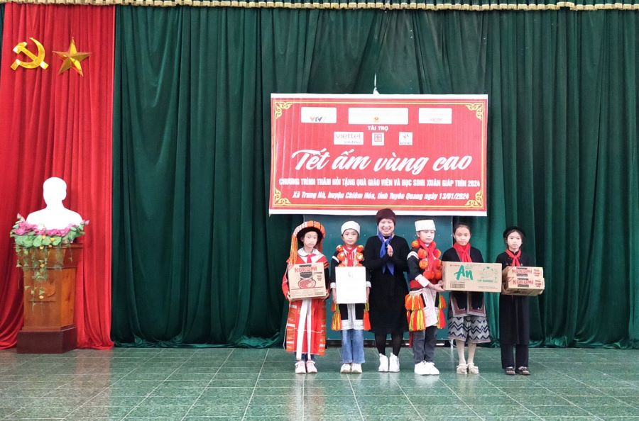 Bà Dương Thanh Hương - Phó Tổng Biên tập Báo GD&TĐ trao tặng quà cho các em học sinh Trường phổ thông dân tộc bán trú tiểu học Trung Hà, huyện Chiêm Hóa. Bà Dương Thanh Hương - Phó Tổng Biên tập Báo GD&TĐ trao tặng quà cho các em học sinh Trường phổ thông dân tộc bán trú tiểu học Trung Hà, huyện Chiêm Hóa.