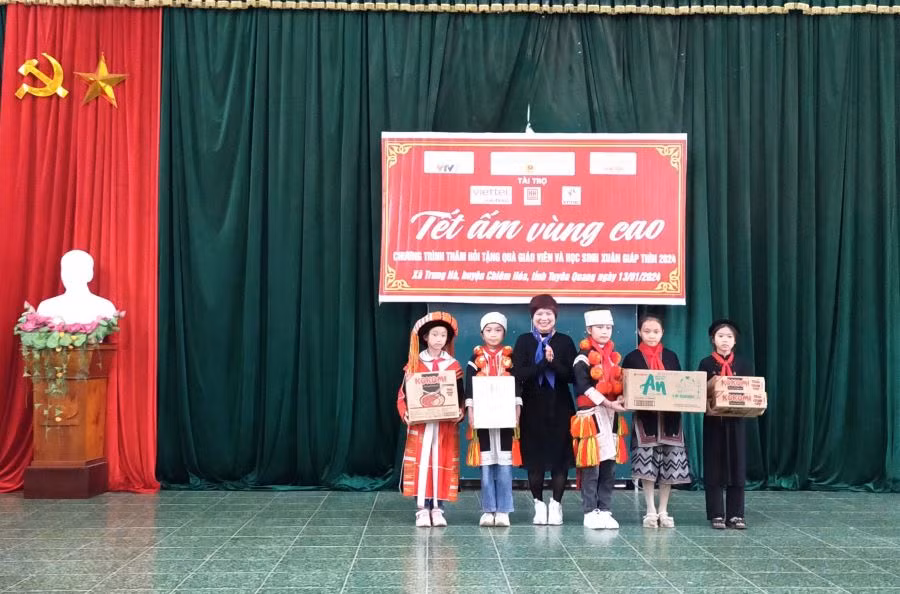 Bà Dương Thanh Hương - Phó Tổng Biên tập Báo GD&amp;TĐ trao tặng quà cho các em học sinh Trường phổ thông dân tộc bán trú tiểu học Trung Hà, huyện Chiêm Hóa.