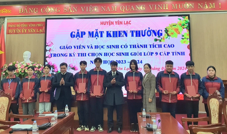 Lãnh đạo huyện Yên Lạc khen thưởng học sinh có thành tích cao trong Kỳ thi chọn HSG lớp 9 cấp tỉnh.