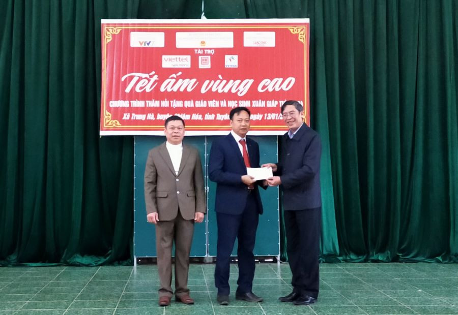 Ông Vũ Minh Đức - Cục trưởng Cục Nhà giáo và Cán bộ quản lý giáo dục (ngoài cùng bên phải) trao tặng quà cho đại diện thầy và trò Trường PTDT bán trú tiểu học Trung Hà, huyện Chiêm Hóa. Ông Vũ Minh Đức - Cục trưởng Cục Nhà giáo và Cán bộ quản lý giáo dục (ngoài cùng bên phải) trao tặng quà cho đại diện thầy và trò Trường PTDT bán trú tiểu học Trung Hà, huyện Chiêm Hóa.