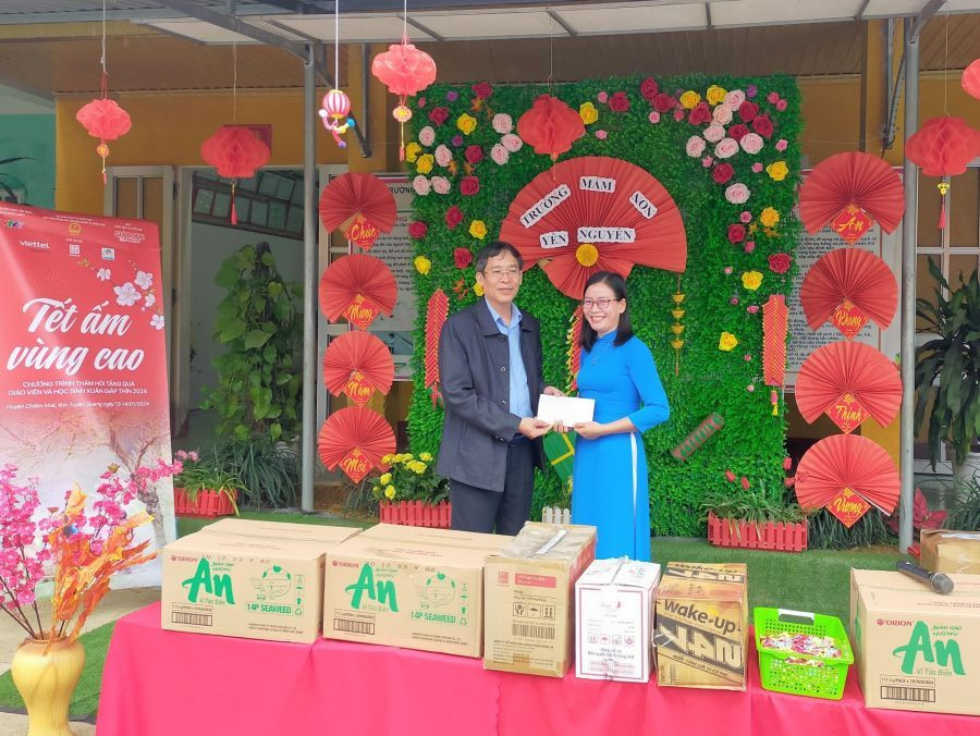 Ông Vũ Minh Đức - Cục trưởng Cục Nhà giáo và Cán bộ quản lý giáo dục trao tặng quà cho đại diện cô và trò trường Mầm non Yên Nguyên, huyện Chiêm Hóa.