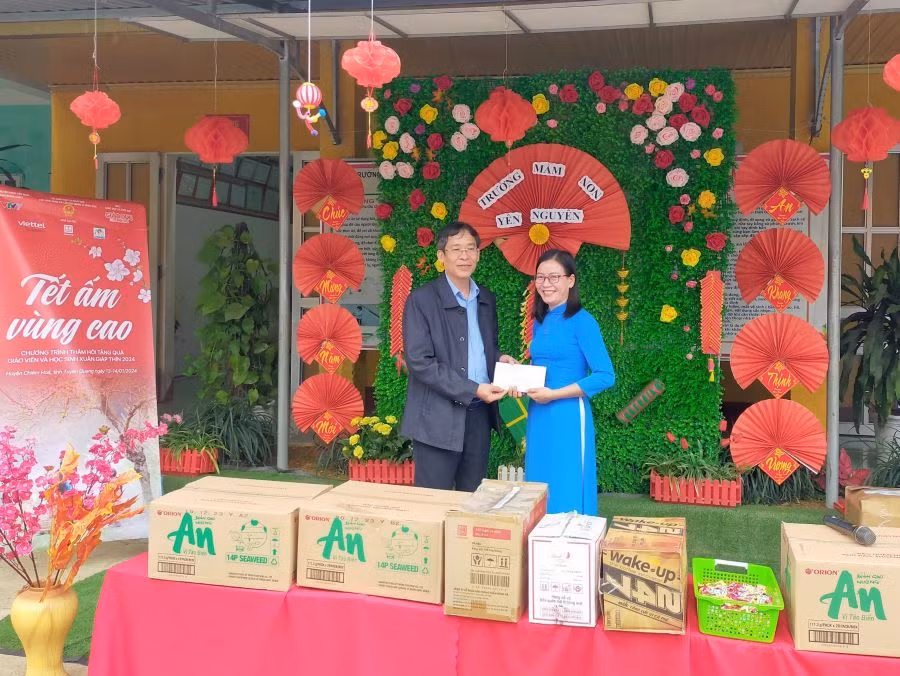 Ông Vũ Minh Đức - Cục trưởng Cục Nhà giáo và Cán bộ quản lý giáo dục trao tặng quà cho đại diện cô và trò trường Mầm non Yên Nguyên, huyện Chiêm Hóa. Ông Vũ Minh Đức - Cục trưởng Cục Nhà giáo và Cán bộ quản lý giáo dục trao tặng quà cho đại diện cô và trò trường Mầm non Yên Nguyên, huyện Chiêm Hóa.