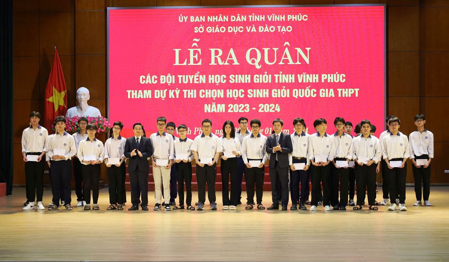 Lãnh đạo tỉnh và Sở GDĐT Vĩnh Phúc trao quà cho học sinh các đội tuyển.