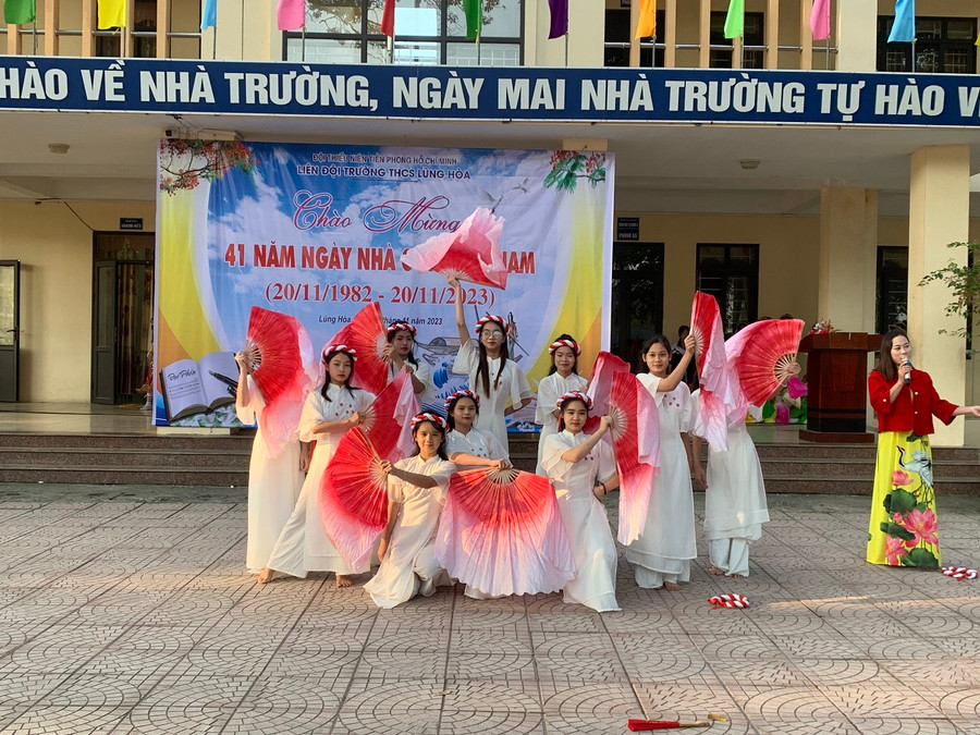 Giáo viên và học sinh biểu diễn văn nghệ dịp 20/11.