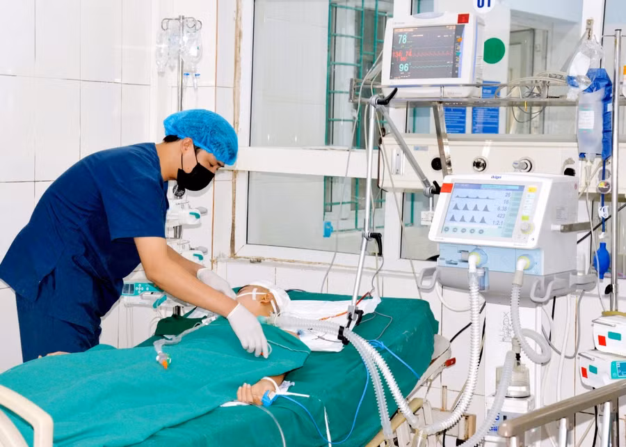 Em L.T.B được điều trị tại Khoa Hồi sức tích cực, Bệnh viện Đa khoa tỉnh Hà Giang. Ảnh: Mộc Lan
