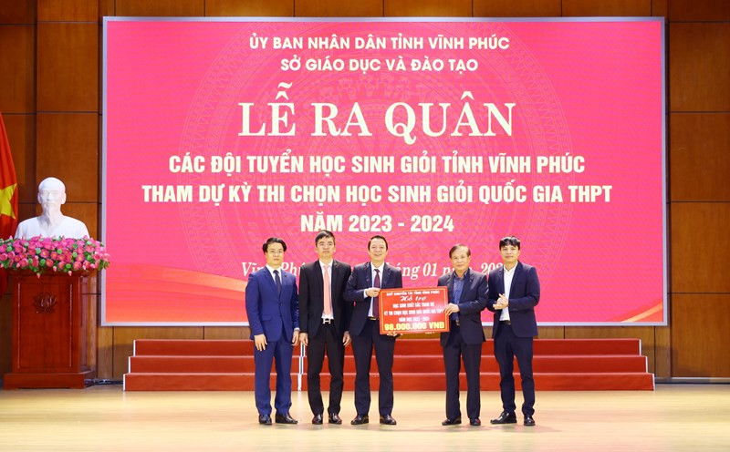 Ông Trần Dũng Long - Giám đốc Quỹ Khuyến tài tỉnh Vĩnh Phúc trao quà hỗ trợ cho học sinh xuất sắc tham dự Kỳ thi chọn HSG quốc gia. Ông Trần Dũng Long - Giám đốc Quỹ Khuyến tài tỉnh Vĩnh Phúc trao quà hỗ trợ cho học sinh xuất sắc tham dự Kỳ thi chọn HSG quốc gia.