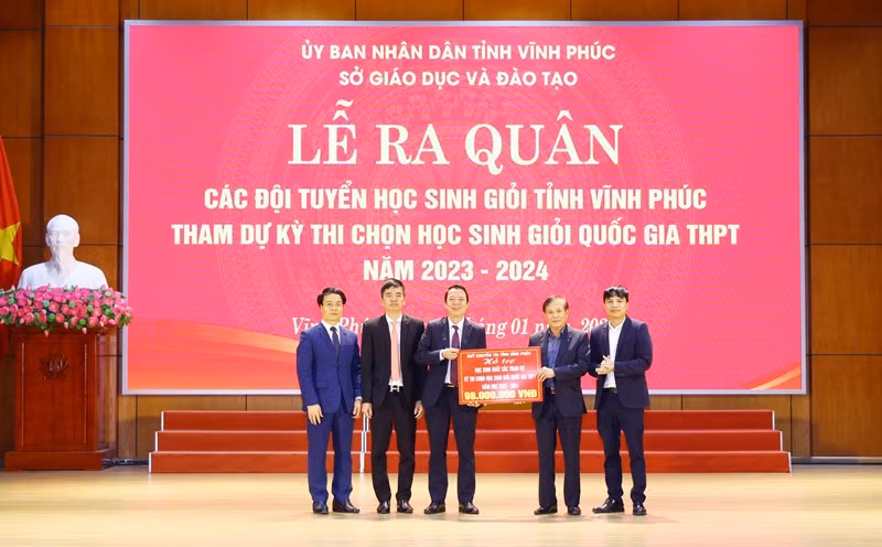 Ông Trần Dũng Long - Giám đốc Quỹ Khuyến tài tỉnh Vĩnh Phúc trao quà hỗ trợ cho học sinh xuất sắc tham dự Kỳ thi chọn HSG quốc gia.