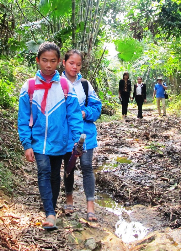 Nữ sinh Lò Thị Thảo trên đường đến trường.