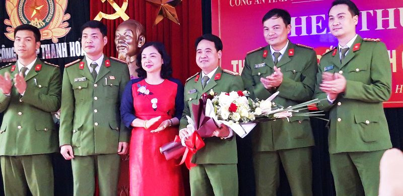 Lãnh đạo UBND thành phố Thanh Hóa tặng hoa cho lực lượng Công an TP. Thanh Hóa. Ảnh: Công an Thanh Hóa cung cấp. Lãnh đạo UBND thành phố Thanh Hóa tặng hoa cho lực lượng Công an TP. Thanh Hóa. Ảnh: Công an Thanh Hóa cung cấp.