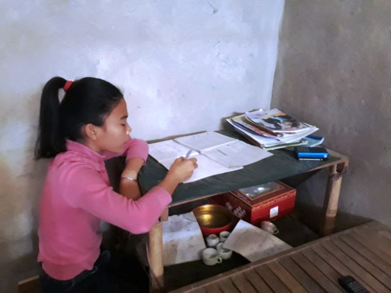 Cô bé Thảo bên góc học tập của mình. Cô bé Thảo bên góc học tập của mình.