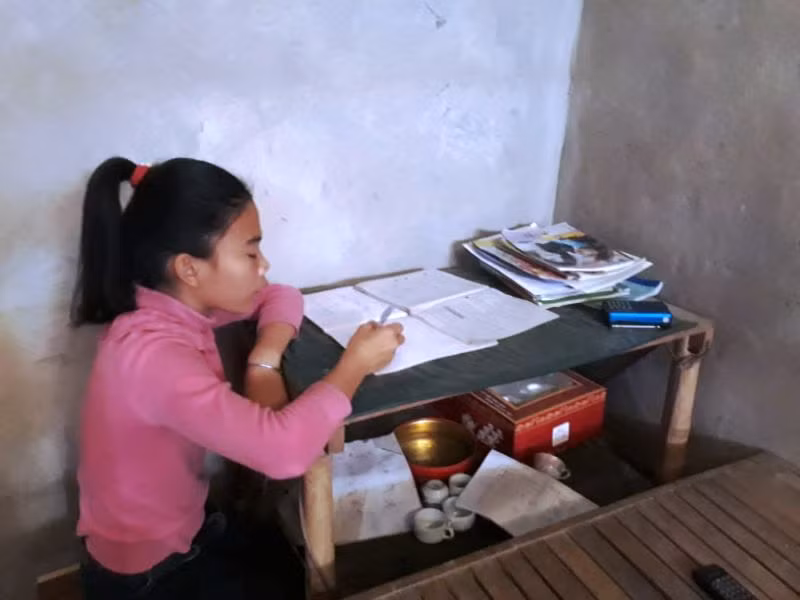 Cô bé Thảo bên góc học tập của mình. Cô bé Thảo bên góc học tập của mình.