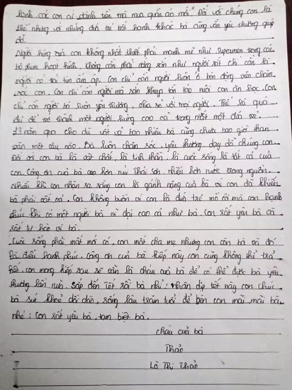 Bức thư dài 2 trang giấy, nhưng chứa đựng bao nhiêu nỗi niềm của cô học trò mồ côi. Bức thư dài 2 trang giấy, nhưng chứa đựng bao nhiêu nỗi niềm của cô học trò mồ côi.