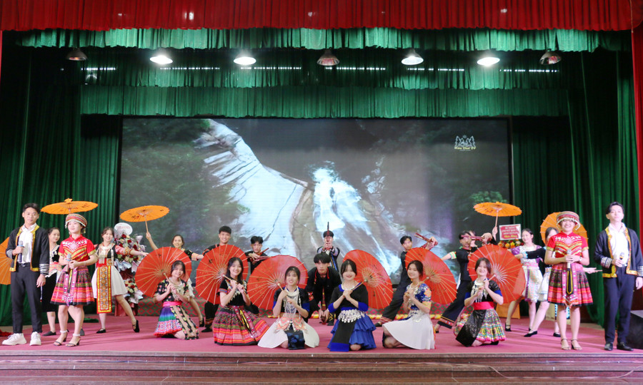 Chương trình nghệ thuật do học sinh dân tộc nội trú tỉnh Nghệ An biểu diễn.