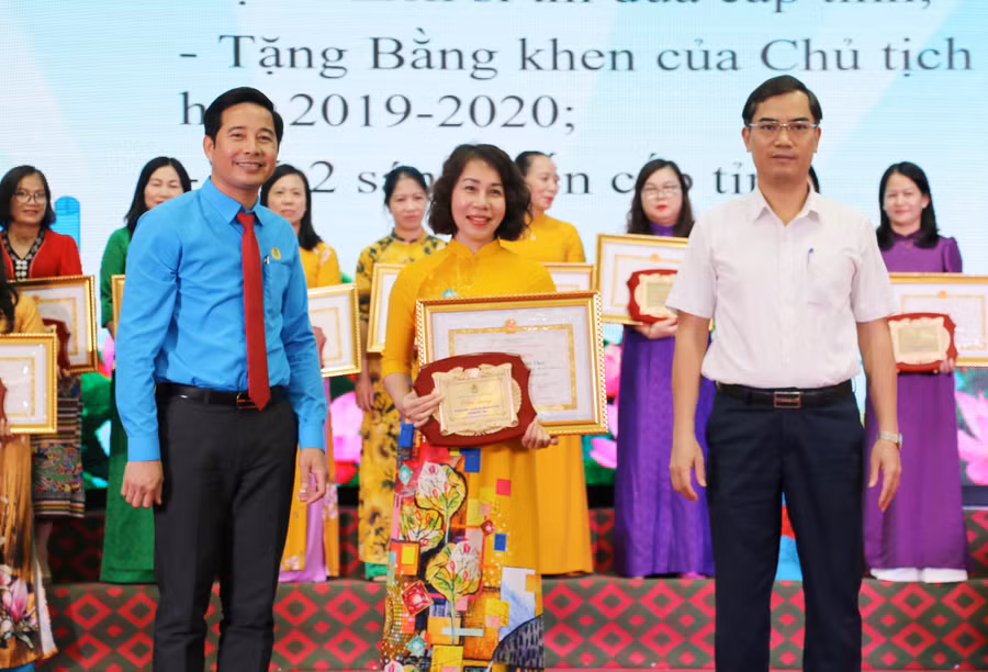 Những nữ cán bộ quản lý công đoàn được biểu dương là người thành tích nổi bật trong hoạt động chuyên môn, tâm huyết, được đồng nghiệp tín nhiệm. Những nữ cán bộ quản lý công đoàn được biểu dương là người thành tích nổi bật trong hoạt động chuyên môn, tâm huyết, được đồng nghiệp tín nhiệm.