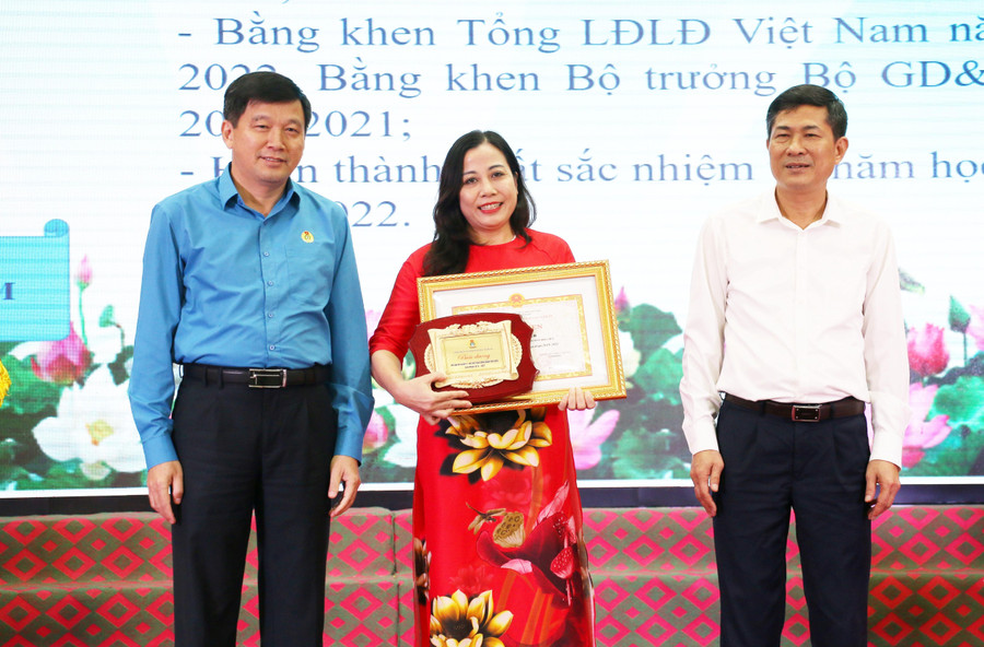 Đại diện Liên đoàn Lao động tỉnh, Sở GD&amp;ĐT Nghệ An biểu dương nữ cán bộ công đoàn có thành tích xuất sắc.