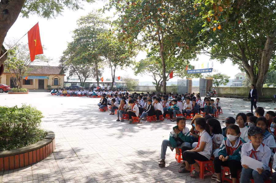 Trường Tiểu học Thanh Hà đã tổ chức hoạt động giáo dục trở lại bình thường, nhưng nhiều học sinh vẫn còn thiếu sách sau đợt mưa lũ đầu tháng 10/2022.