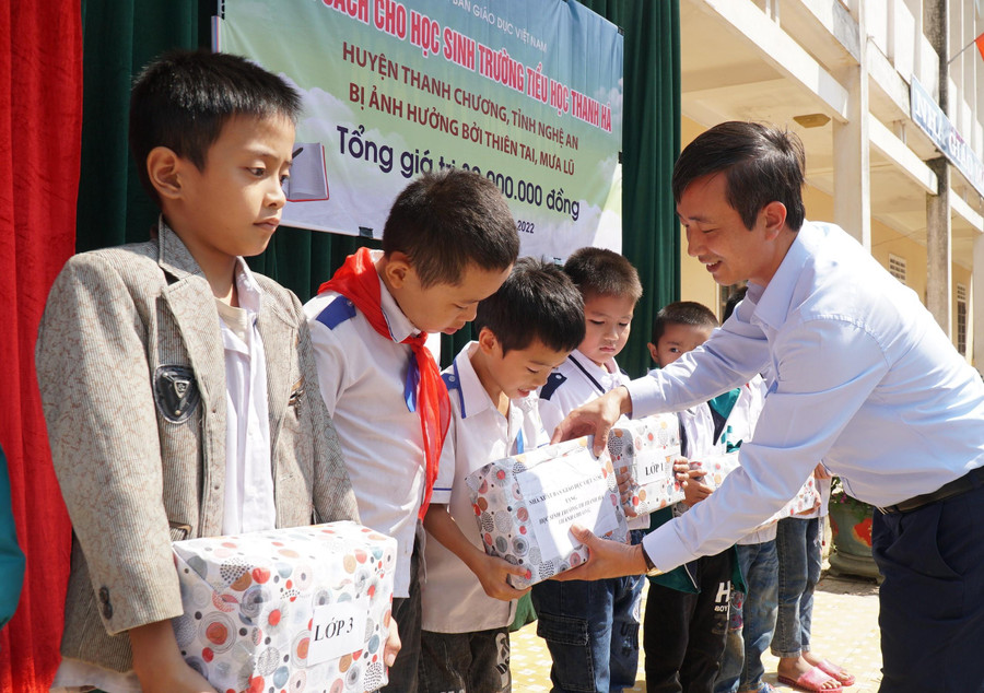 Ông Nguyễn Chí Bính – Phó Tổng Giám đốc NXB Giáo dục Việt Nam trao tặng sách cho học sinh Trường Tiểu học Thanh Hà (huyện Thanh Chương, Nghệ An) bị ảnh hưởng bởi mưa lũ. Ông Nguyễn Chí Bính – Phó Tổng Giám đốc NXB Giáo dục Việt Nam trao tặng sách cho học sinh Trường Tiểu học Thanh Hà (huyện Thanh Chương, Nghệ An) bị ảnh hưởng bởi mưa lũ.