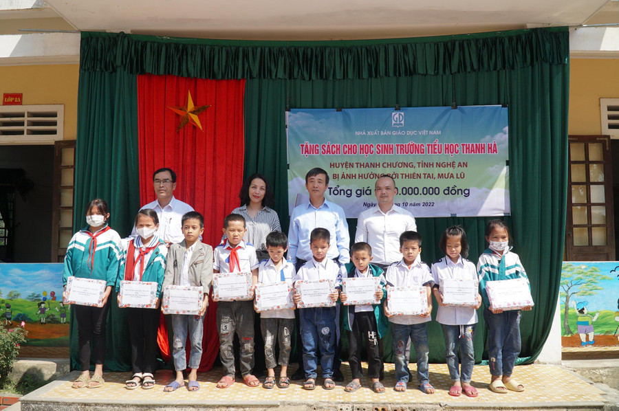 Đại diện các đơn vị tài trợ trao quà cho học sinh Trường Tiểu học Thanh Hà, huyện Thanh Chương, Nghệ An. Đại diện các đơn vị tài trợ trao quà cho học sinh Trường Tiểu học Thanh Hà, huyện Thanh Chương, Nghệ An.