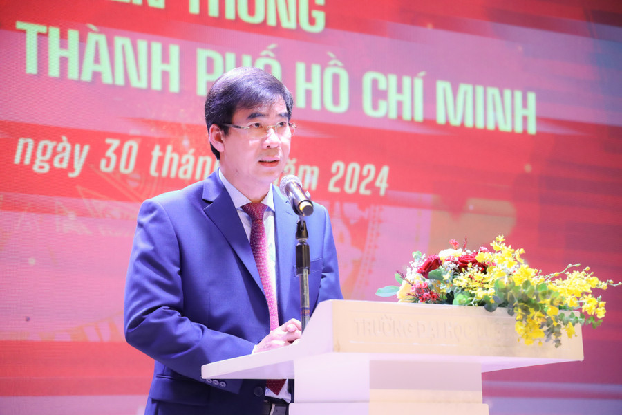 TS Lê Trường Sơn, Hiệu trưởng Trường Đại học Luật TPHCM phát biểu tại buổi lễ. Ảnh: NTCC