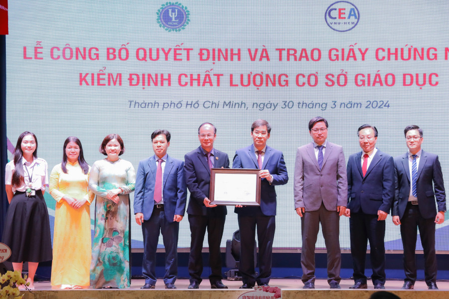 Trường Đại học Luật TPHCM nhận chứng nhận kiểm định chất lượng cấp cơ sở giáo dục (chu kỳ 2). Ảnh: NTCC
