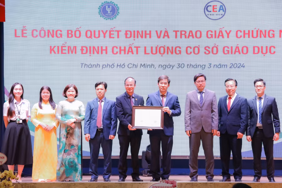 Trường Đại học Luật TPHCM nhận chứng nhận kiểm định chất lượng cấp cơ sở giáo dục (chu kỳ 2). Ảnh: NTCC