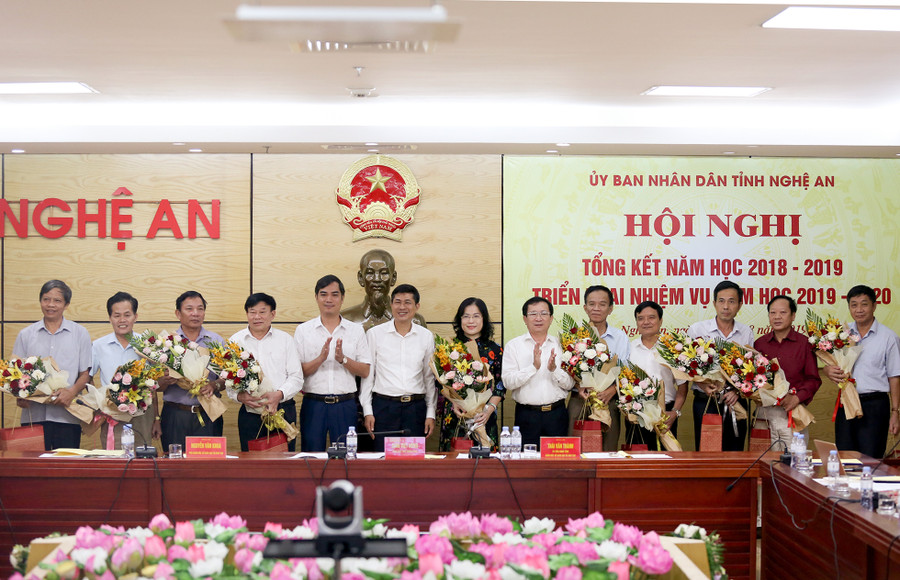 Tỉnh Nghệ An tặng quà tri ân các cán bộ lãnh đạo ngành giáo dục nghỉ hưu hoặc chuyển công tác theo chế độ Tỉnh Nghệ An tặng quà tri ân các cán bộ lãnh đạo ngành giáo dục nghỉ hưu hoặc chuyển công tác theo chế độ