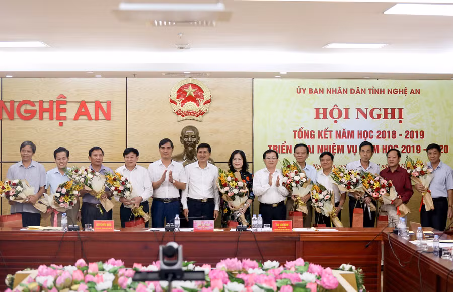 Tỉnh Nghệ An tặng quà tri ân các cán bộ lãnh đạo ngành giáo dục nghỉ hưu hoặc chuyển công tác theo chế độ