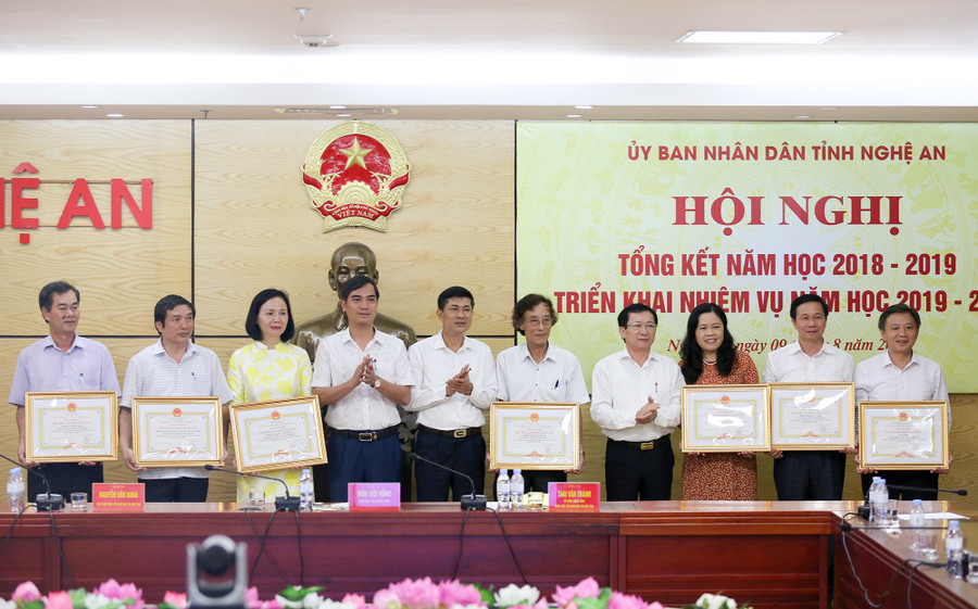 Khen thưởng tập thể đạt thành tích xuất sắc trong năm học 2018 - 2019 Khen thưởng tập thể đạt thành tích xuất sắc trong năm học 2018 - 2019