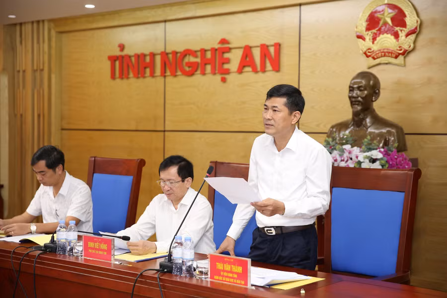 Ông Thái Văn Thành - Giám đốc Sở GD&ĐT Nghệ An trả lời ý kiến của các đại biểu tại hội nghị