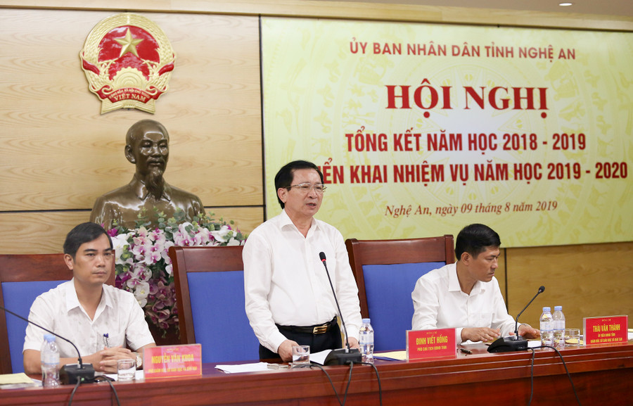 Ông Đinh Viết Hồng - Phó Chủ tịch UBND tỉnh Nghệ An chủ trì hội nghị trực tuyến Ông Đinh Viết Hồng - Phó Chủ tịch UBND tỉnh Nghệ An chủ trì hội nghị trực tuyến