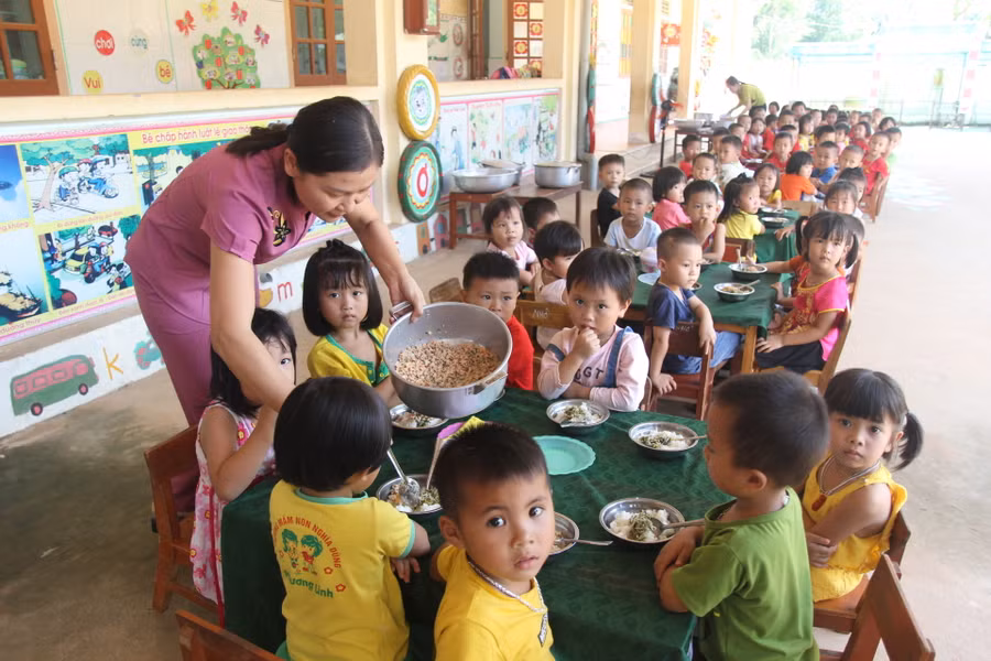 Trẻ mầm non ăn trưa bán trú tại Nghệ An chiếm tỷ lệ cao