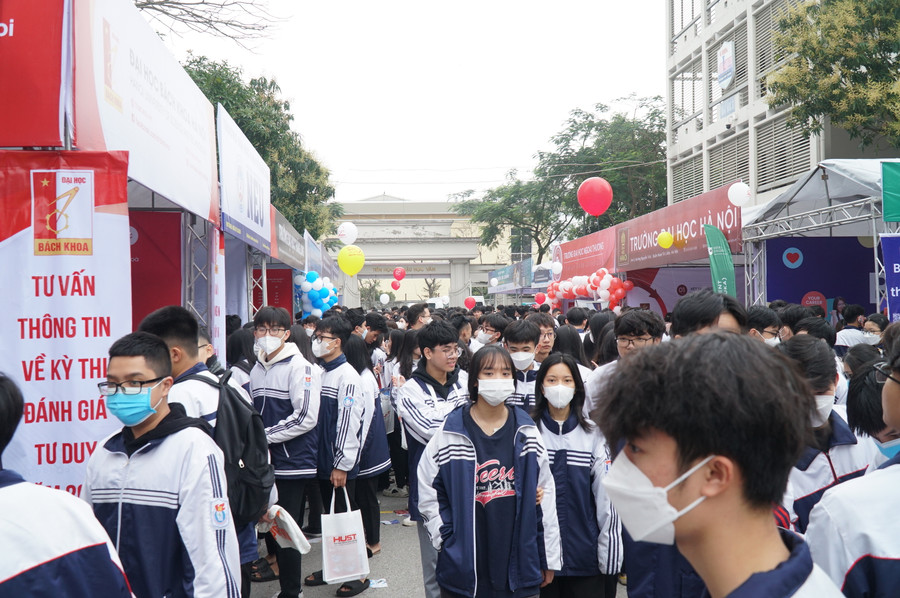 Chương trình tư vấn tuyển sinh - hướng nghiệp năm 2023 thu hút đông đảo học sinh các trường THPT trên địa bàn tỉnh Nghệ An tham gia. Ảnh: Hồ Lài.