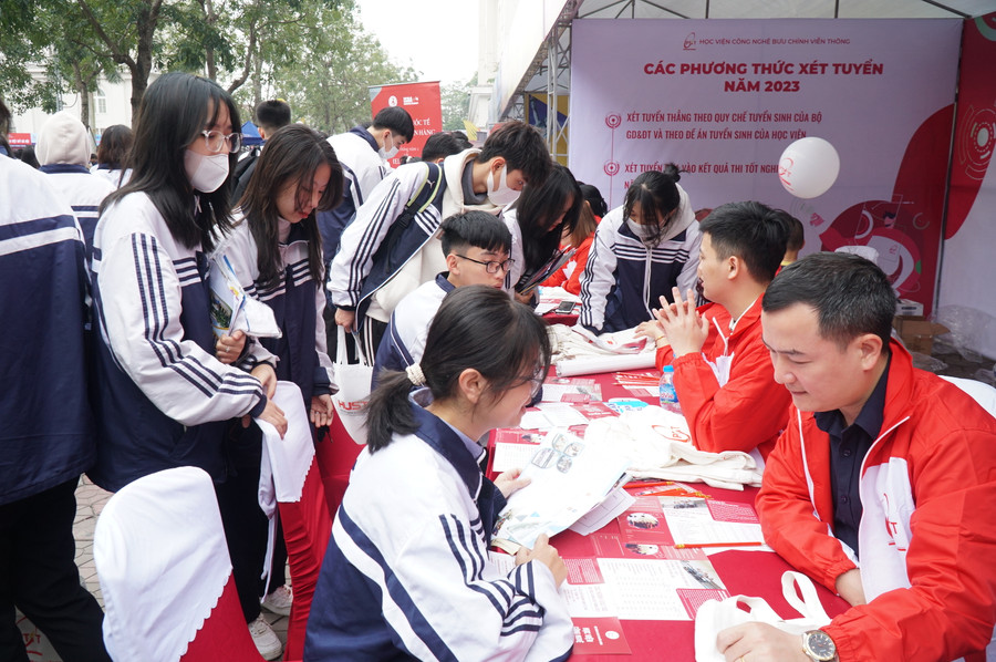 Học sinh đến các gian hàng của trường đại học, cao đẳng để tìm hiểu thông tin tuyển sinh, đào tạo. Ảnh: Hồ Lài.