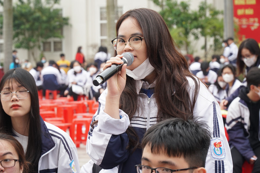 Học sinh đặt câu hỏi với ban cố vấn tại chương trình. Ảnh: Hồ Lài.