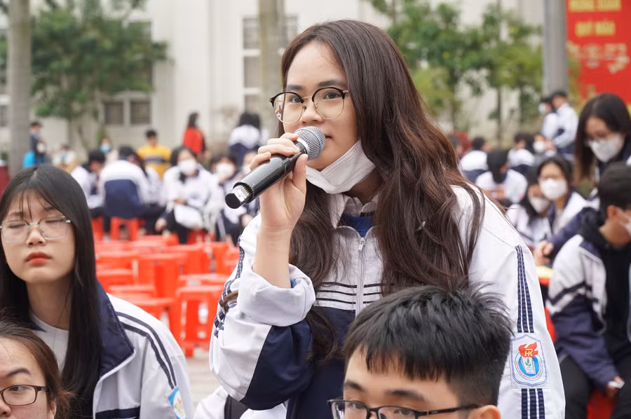 Học sinh đặt câu hỏi với ban cố vấn tại chương trình. Ảnh: Hồ Lài.